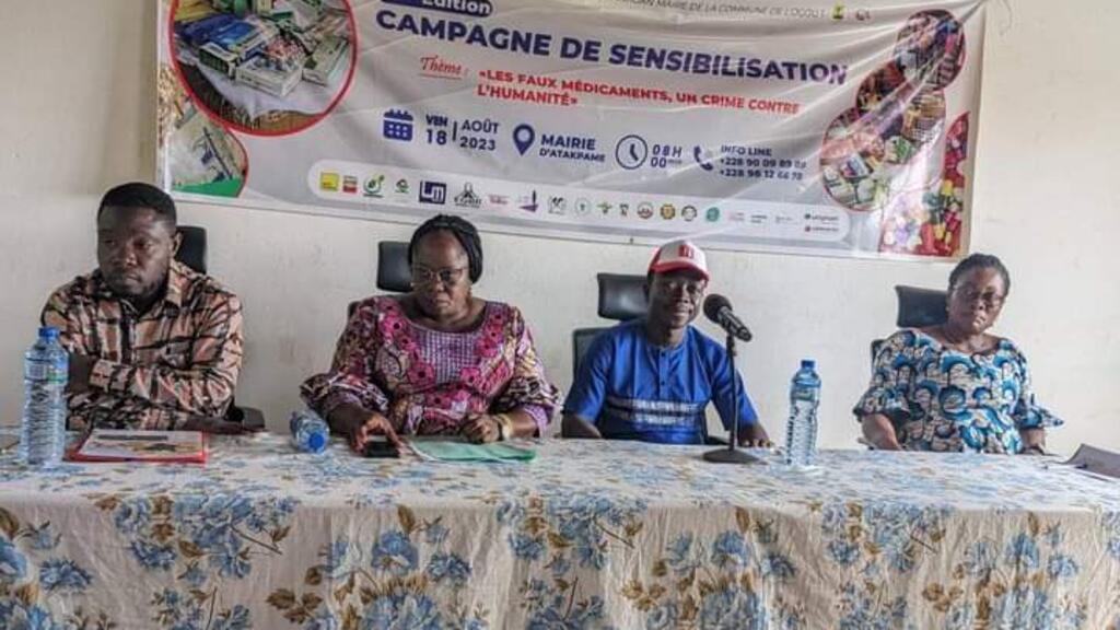 Présentation de la campagne de sensibilisation pour lutter contre les faux médicaments (à gauche Bienvenue Amouh Club RFI Lomé/Togo).
