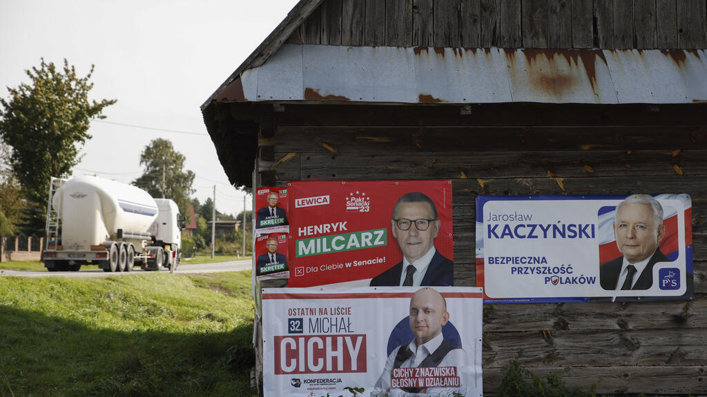 Cartazes de campanha política pendurados em um prédio em Gorno, Polônia, quarta-feira, 11 de outubro de 2023.
