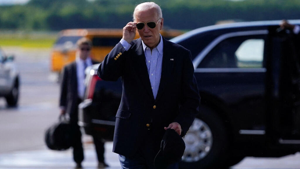 Le président Joe Biden se promène à l'aéroport régional du comté de Dane, à Madison, Wisconsin, États-Unis, le 5 juillet 2024.