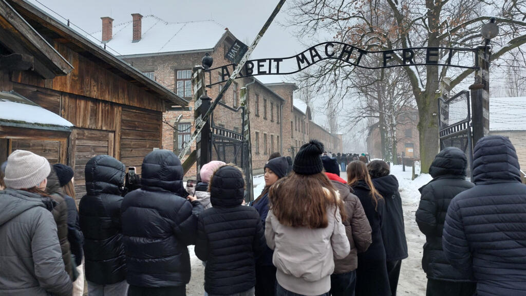 «Le travail rend libre» : la célèbre et cynique inscription en allemand figure toujours à l'entrée du camp.