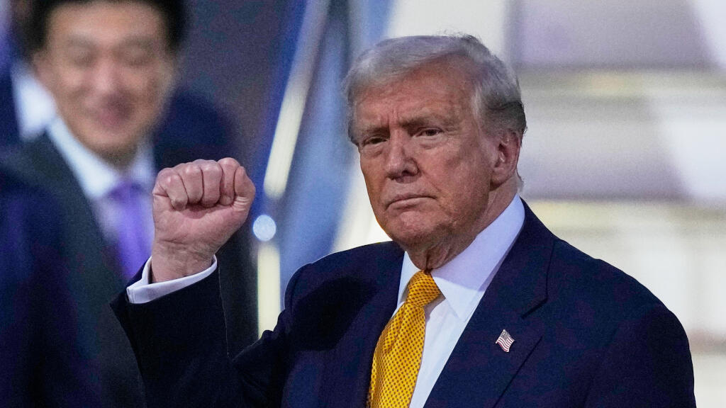 Le président Donald Trump arrive à l'aéroport de Haneda après sa descente d'Air Force One à Tokyo, le lundi 27 octobre 2025.