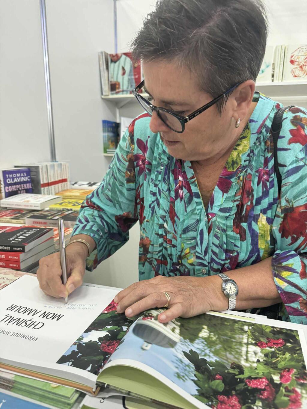 O fostă diplomată franceză a lansat un album foto ”Chișinău, mon amour”