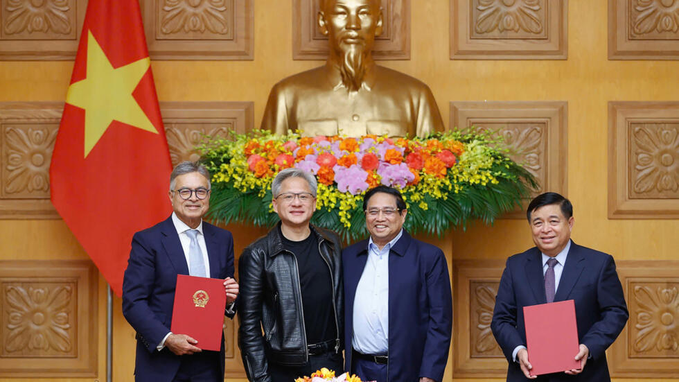 Thủ tướng Việt Nam Phạm Minh Chính (thứ 2 từ phải sang) tiếp CEO Jensen Huang (thứ 2 từ trái sang), người Mỹ gốc Đài Loan, nhà sáng lập Nvidia, trong cuộc họp tại Văn phòng Chính phủ, Hà Nội, Việt Nam, ngày 05/12/2024.