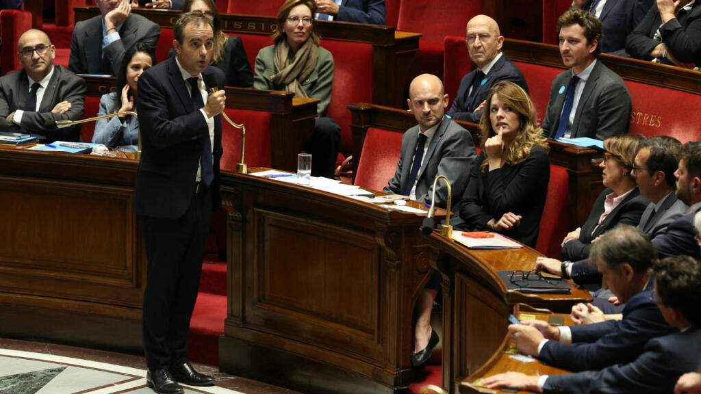 France: les socialistes saisissent la main tendue de Sébastien Lecornu, le socle commun s'inquiète