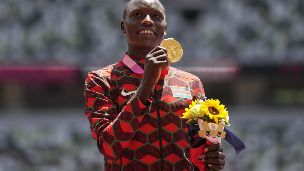Le médaillé d'or Emmanuel Korir, du Kenya, lors de la cérémonie de remise des médailles du 800 mètres masculin aux Jeux olympiques d'été de 2020, le jeudi 5 août 2021, à Tokyo, au Japon