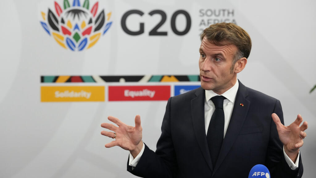 France-Algérie: le président Macron évoque une reprise du dialogue avec Alger