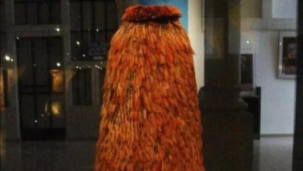 Manto tupinambá do século 16, em exposição no Museu Real de Arte e História da Bélgica, em Bruxelas