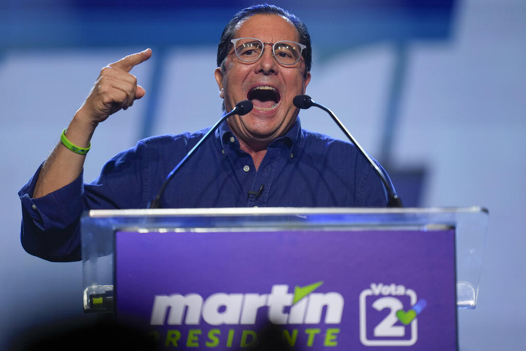 Martin Torrijos, antigo presidente e candidato presidencial pelo Partido Popular, fala aos apoiantes durante um comício de campanha na Cidade do Panamá, sábado, 27 de abril de 2024.