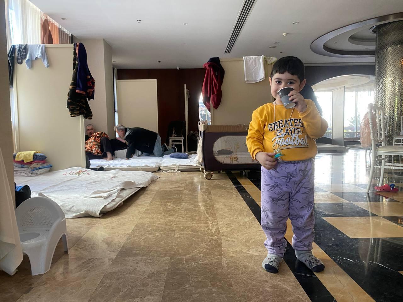 Le Şirin Park Otel a mis à disposition des rescapés qui ont perdu leur maison le salon de réception. Environ 80 personnes ont été accueillies depuis le séisme.