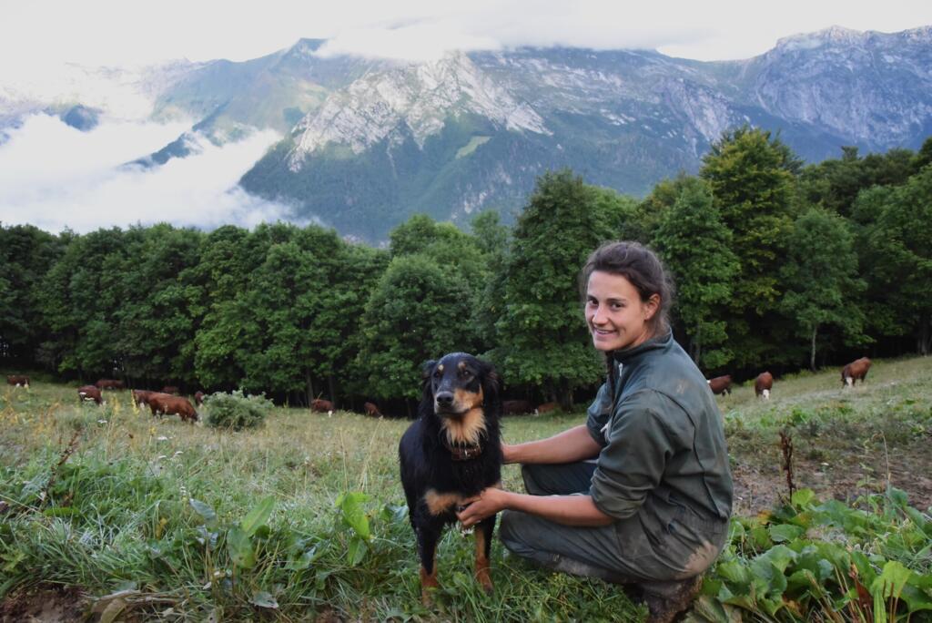 Louisa Daude, bergère, avec Twist, le chien de l'alpage.