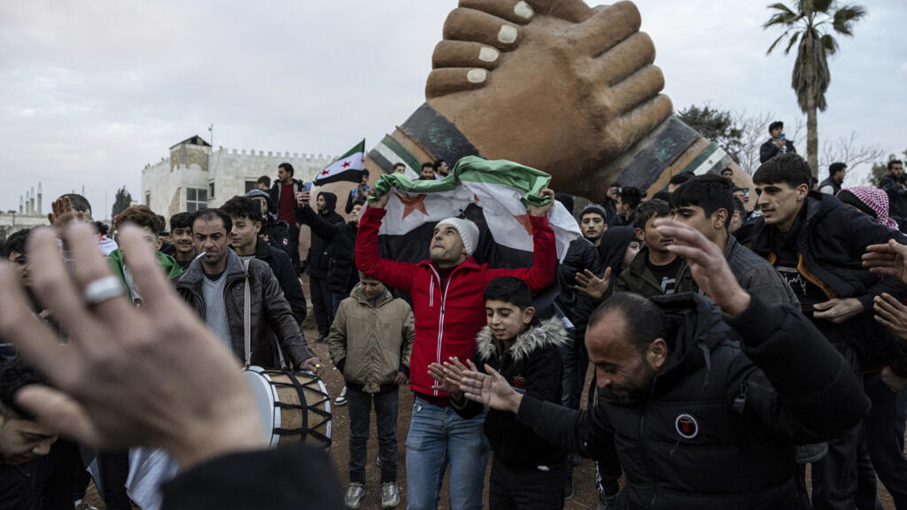 Des Syriens fêtent la chute de Bachar el-Assad à Manbij, le 8 décembre 2024.