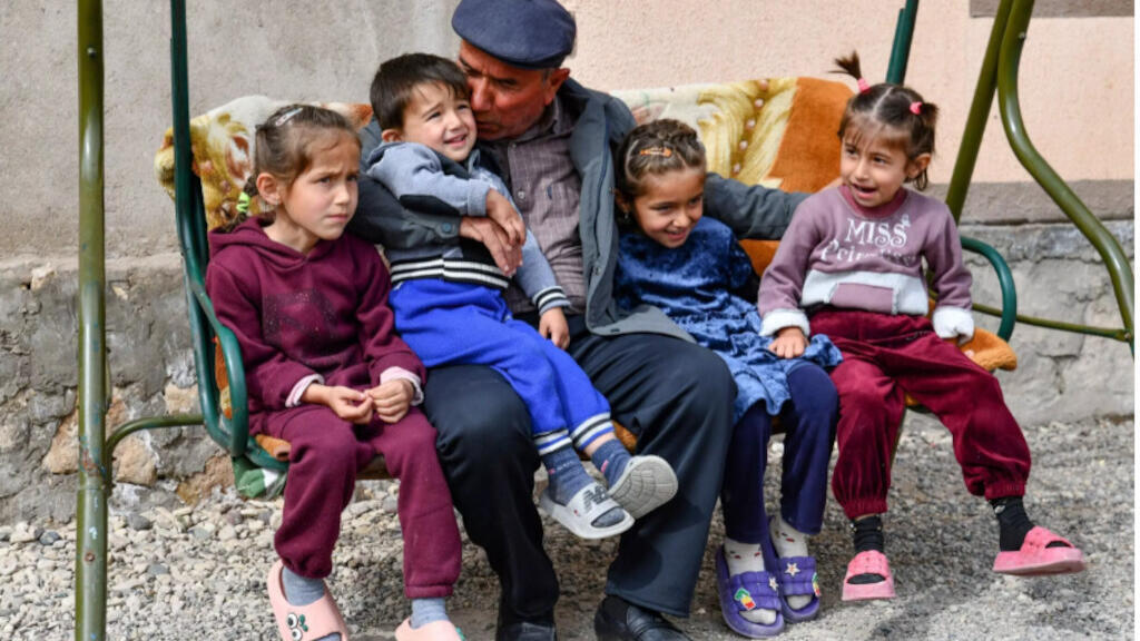 Au Tadjikistan, de nombreux retraités s'occupent de leurs petits-enfants dont les parents sont partis gagner de l'argent en Russie.