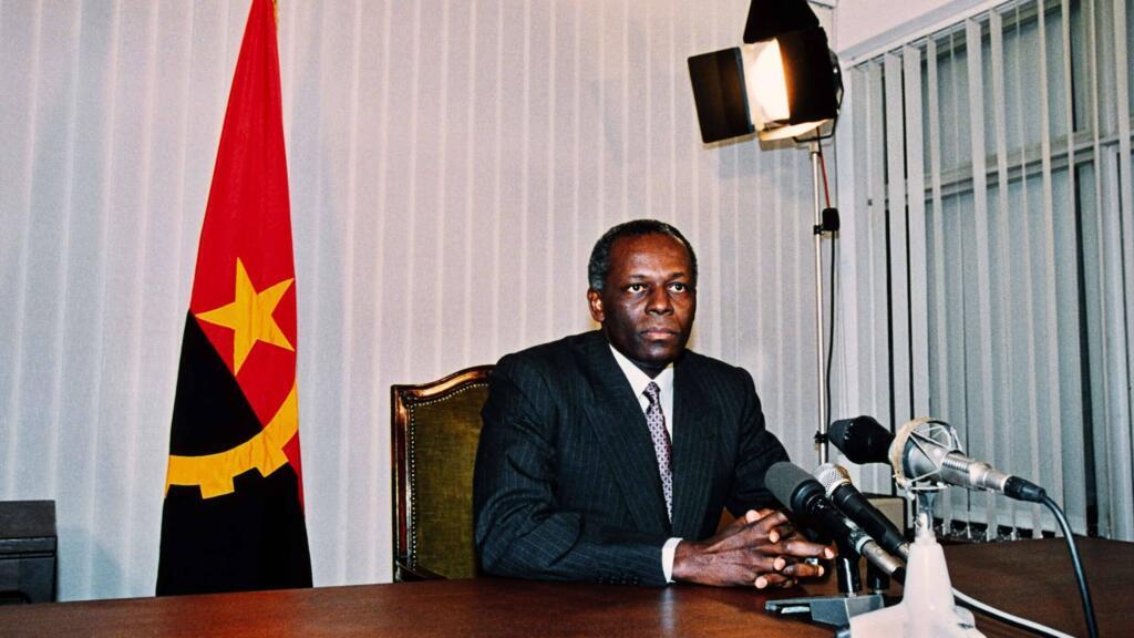 Le président angolais au pouvoir, Jose Eduardo dos Santos, fait une émission télévisée appelant à la paix dans le comté le 8 octobre 1992 à Luanda.