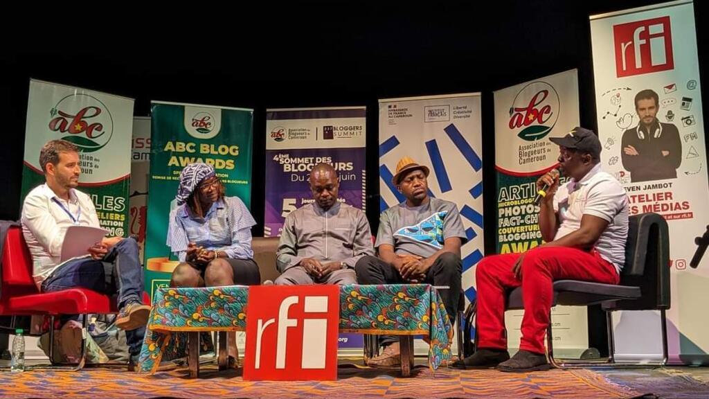 Enregistrement de L'atelier des médias à Yaoundé le 29 juin 2023. De gauche à droite : Steven Jambot, Salma Amadore, Denis Omgba Bomba, Dominique Minyono et Desmond Ngala.