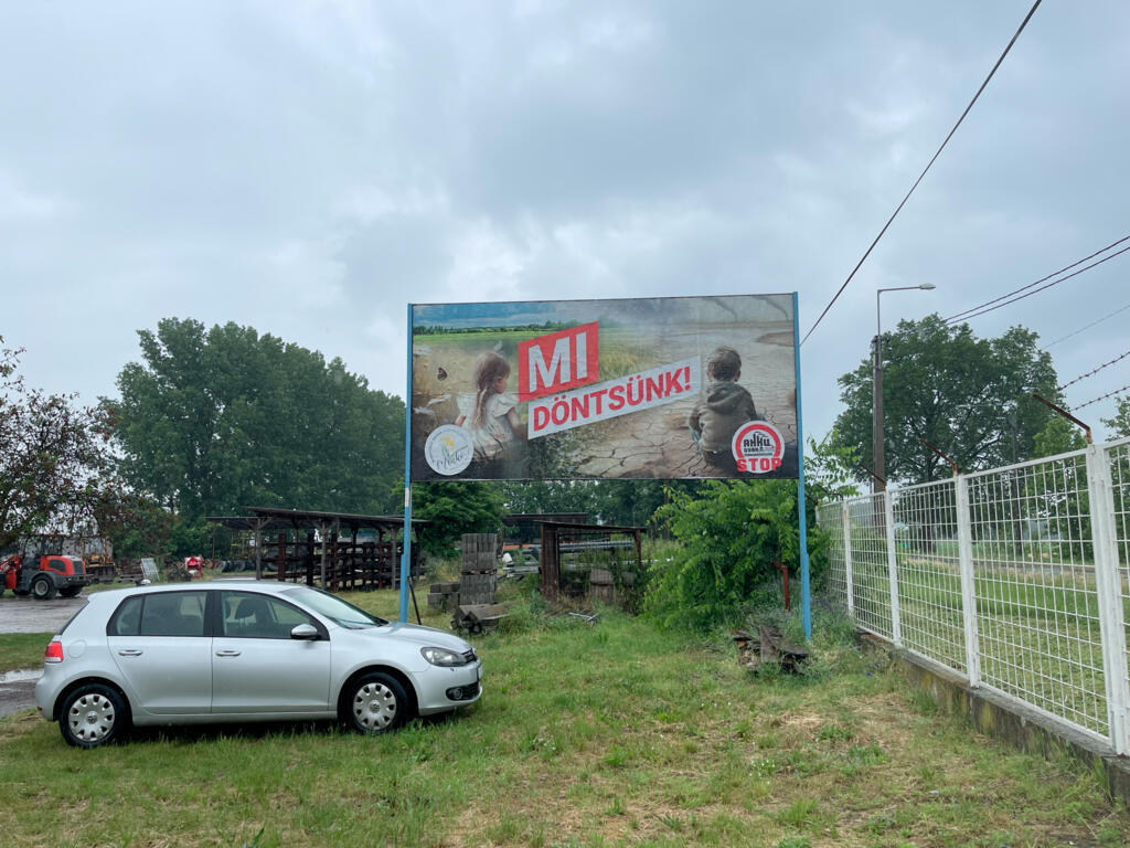Affiche du collectif anti-usine à l’entrée de la ville de Mikepercs : « Nous décidons ».