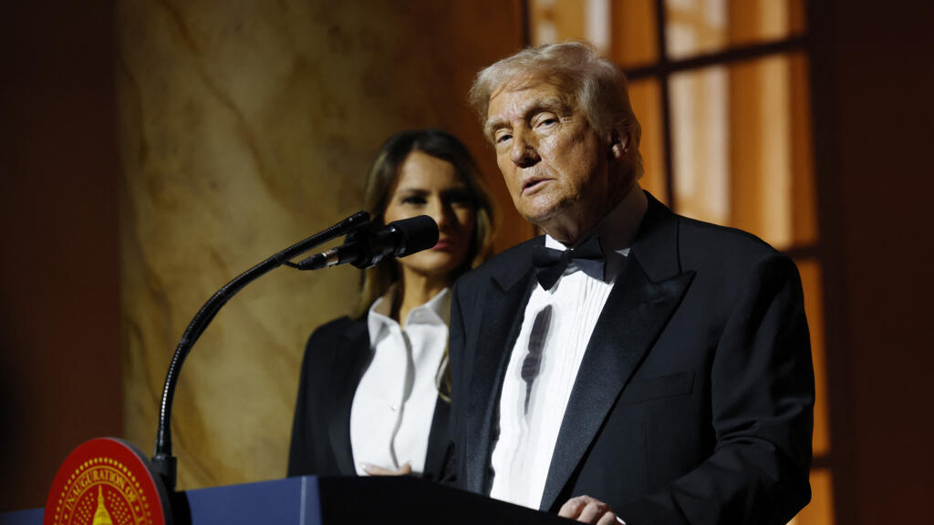 O ginásio Capital One Arena, no centro de Washington, que tem capacidade para cerca de 20 mil pessoas, já recebeu um evento neste domingo, o comício da vitória, que teve lotação máxima e contou com a presença de Donald Trump.