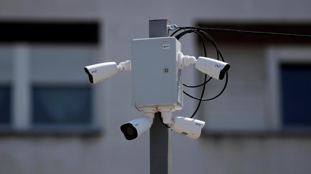 Dans le centre-ville de Belgrade, en Serbie, ces caméras, équipées d'une technologie de reconnaissance faciale, sont déployées dans des centaines de villes à travers le monde.