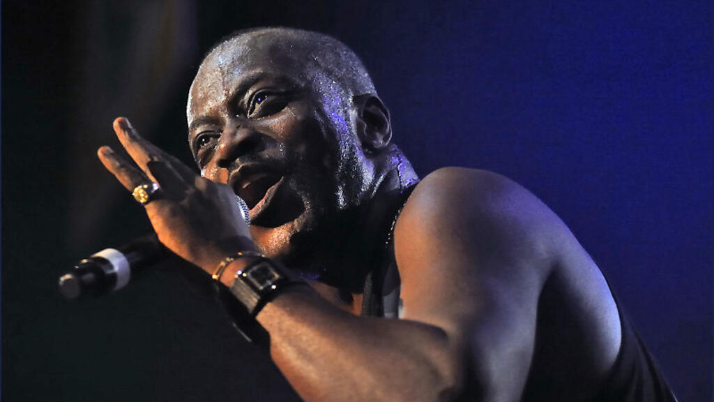 L'artiste musicien ivoirien, auteur, chanteur, compositeur Meiway. Frédéric Désiré Ehui de son vrai nom. Créateur du Zoblazo.