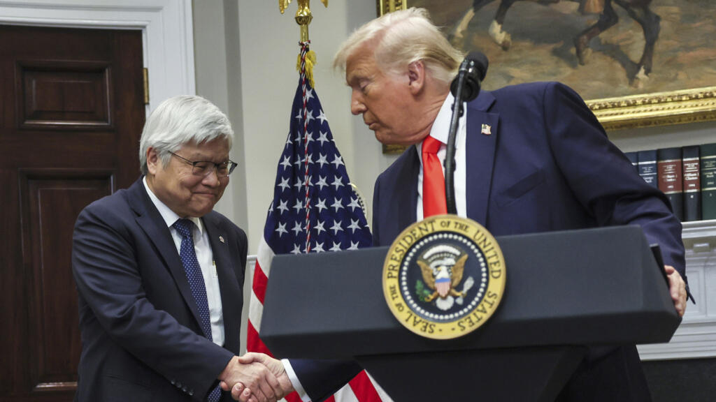 Le président Donald Trump serre la main de C.C. Wei, président-directeur général de Taiwan Semiconductor Manufacturing Company, dans la salle Roosevelt de la Maison Blanche à Washington, le lundi 3 mars 2025.