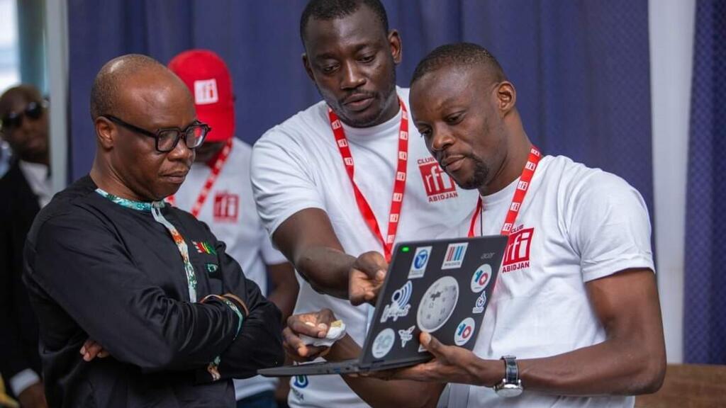 Salif Traoré « Al Salfo », commissaire général du FEMUA à l’atelier Wikipédia du Club RFI Abidjan. Le leader du Groupe Magic System accorde un grand intérêt au travail du Club.