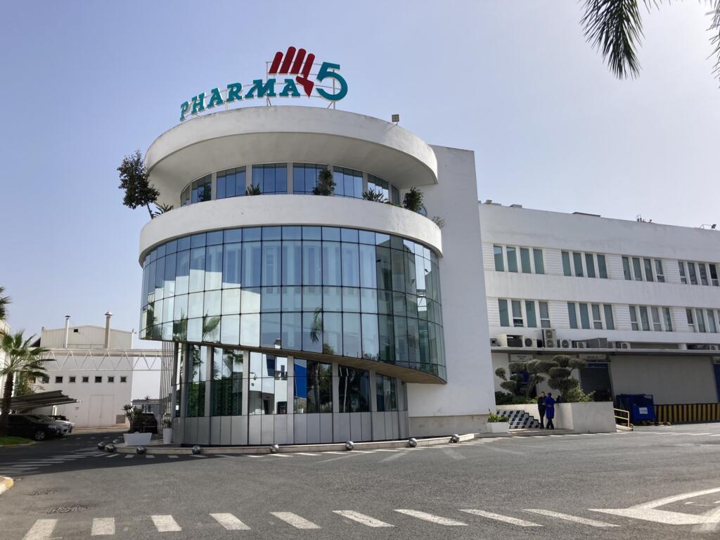 L'entrée du laboratoire Phama5 à Bouskoura à une trentaine de kilomètres de Casablanca, au Maroc emploie près de 1700 personnes. Photo prise le 21 octobre 2022.