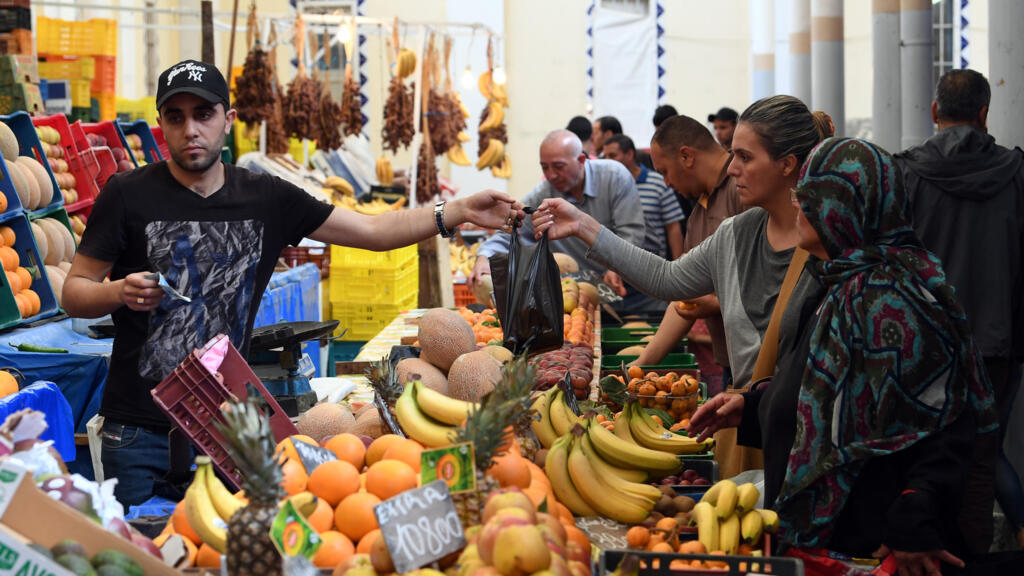 Un étalage de fruits et légumes dans un marché de Tunis, au premier jour du mois de ramadan, le 17 mai 2018 (photo d'illustration).