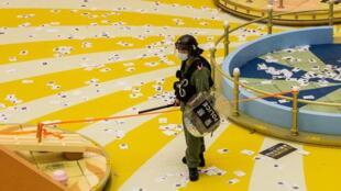 Un policier à Hong Kong après une manifestation d'opposants, le 1er juillet 2020