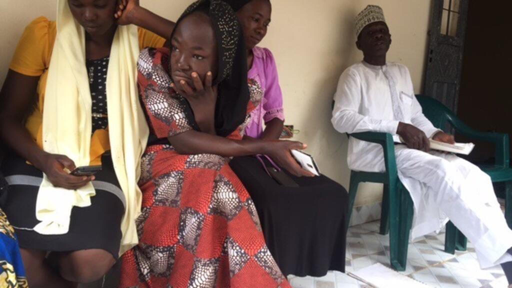 Amina Nkeki au milieu de deux autres Chibok Girls dans leur village de Mbalala dans la périphérie de Chibok.