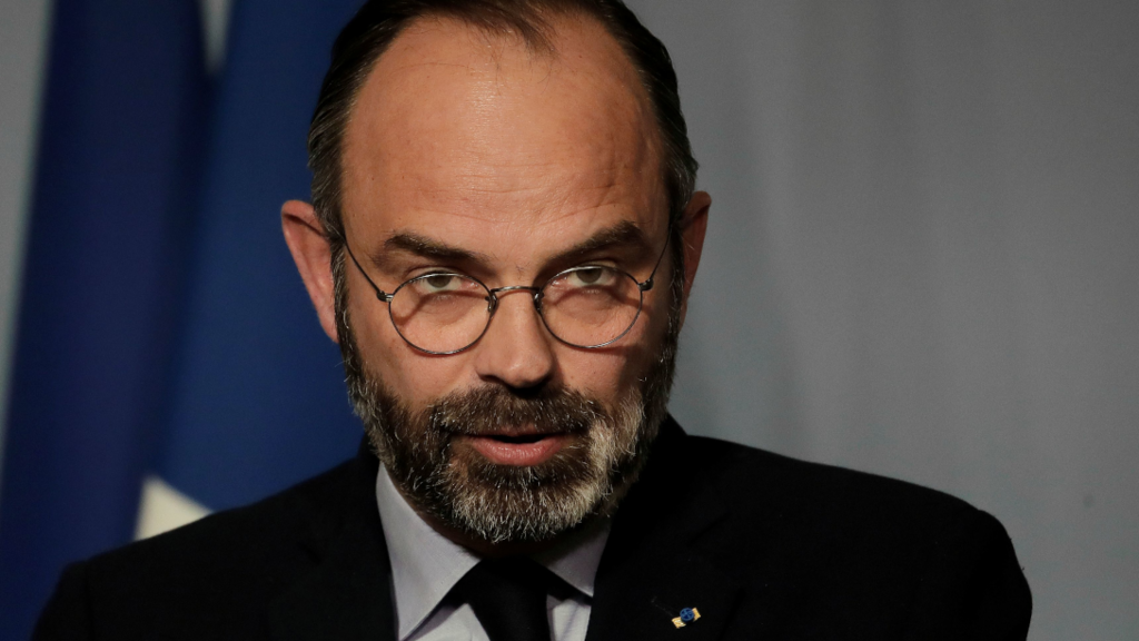 Le Premier ministre français Edouard Philippe prend la parole après la réunion hebdomadaire du cabinet, pour annoncer la prolongation du confinement lié au coronavirus jusqu'au 15 avril, à Paris le 27 mars 2020.