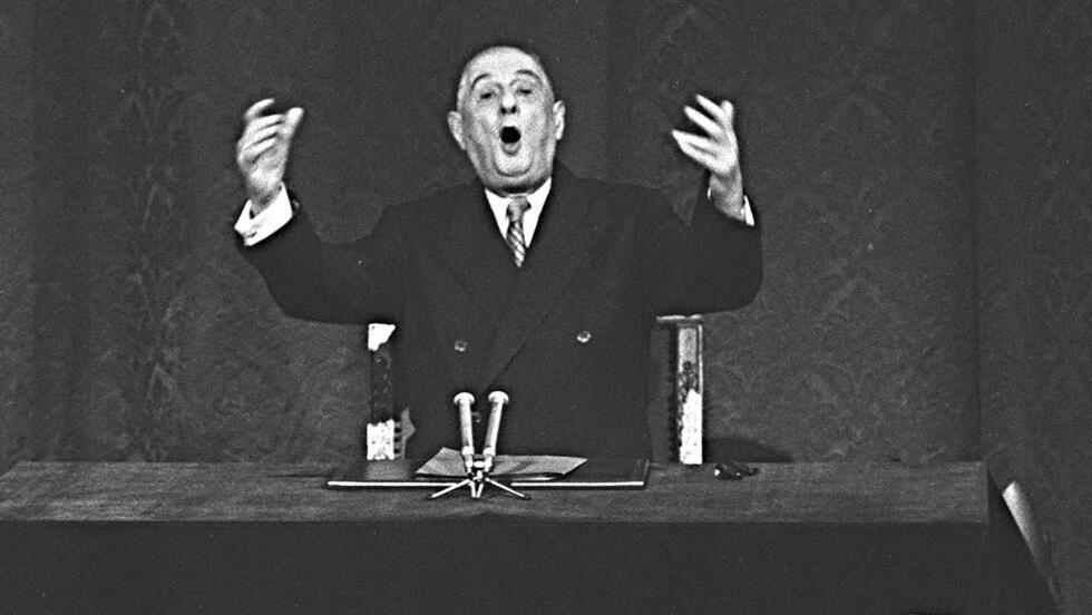 دوگل در یک کنفرانس مطبوعاتی تاریخی، خروج فرانسه از فرماندهی نظامی ناتو را اعلام کرد