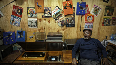 Sur cette photo prise le jeudi 1er mars 2018, James « Jimmy » Rugami raconte son histoire dans son stand de disques vinyles au marché Kenyatta à Nairobi, au Kenya.