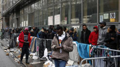 Dòng người xếp hàng xin tị nạn ở Paris, Pháp, ngày 21/12/2017.