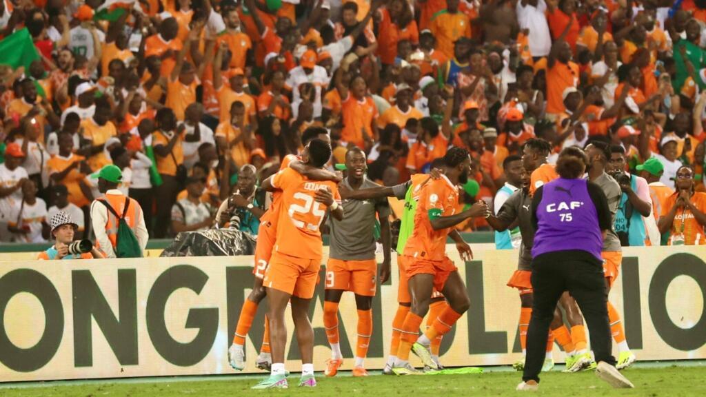 Les joueurs ivoiriens célèbrent leur victoire en finale contre le Nigeria à Ébimpé, le 11 février 2024.