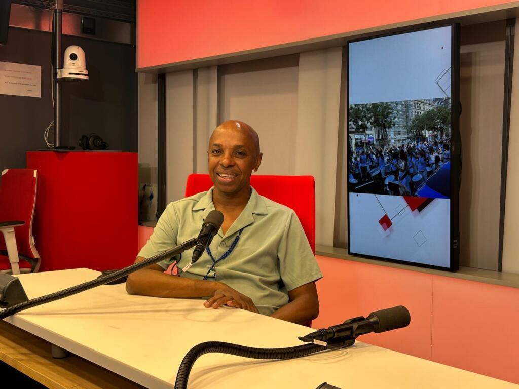 O artista baiano Roberto Chaves, criador da Lavagem da Madeleine, no estúdio 51 da RFI.