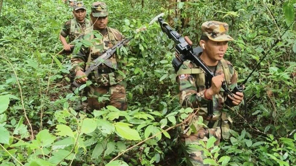 កងទ័ពកម្ពុជាការពារព្រំដែនកម្ពុជា-ថៃ