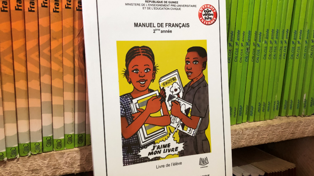 Manuel de français pour le niveau primaire interdit à la vente, vendu dans une librairie de Conakry (Guinée).