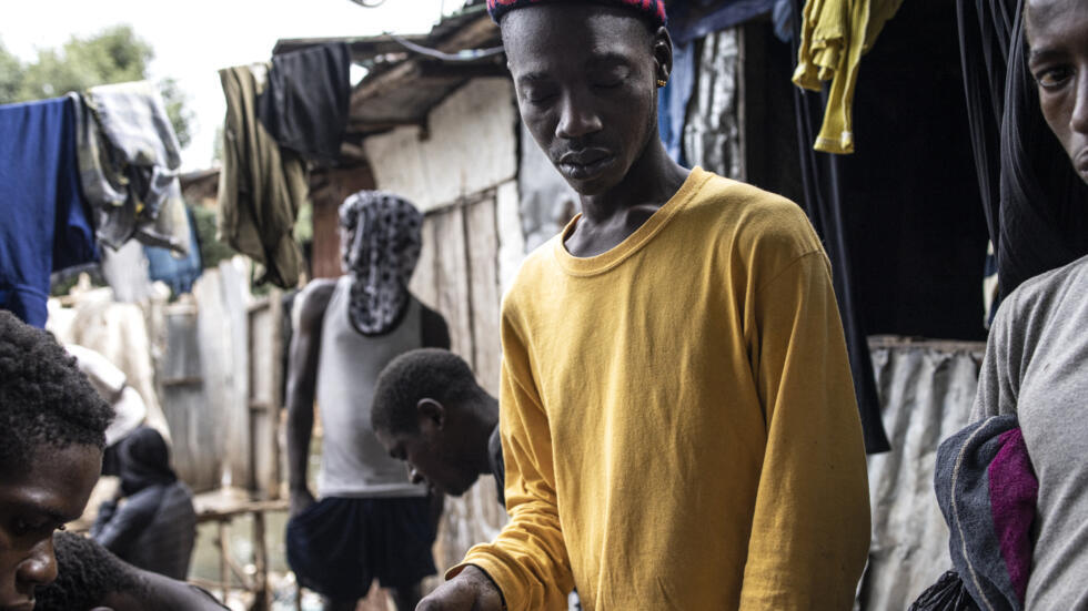 Un homme dort dans une fumerie de Kush à Freetown, le 26 juin 2023. Ces dernières années, le Kush, un mélange de divers produits chimiques et de plantes qui imitent les propriétés naturelles du cannabis est de plus en plus consommé par les jeunes en Sierra Leone.