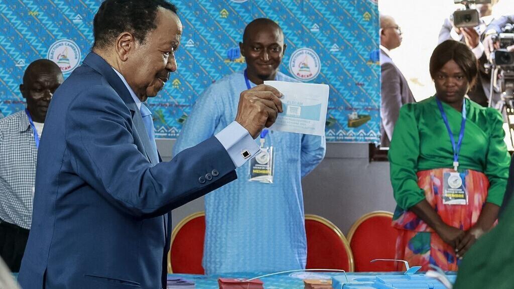 Le président camerounais, Paul Biya, vote à Yaoundé, le 12 octobre 2025.