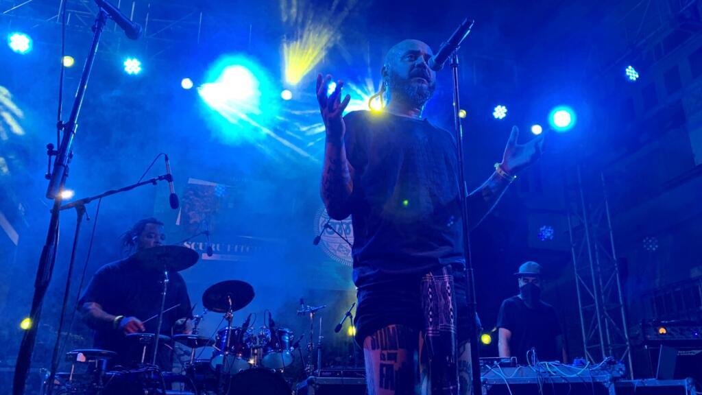 Marcus Veiga, chanteur de Scuru Fitchadu, impressionnant et puissant sur scène a Praia.