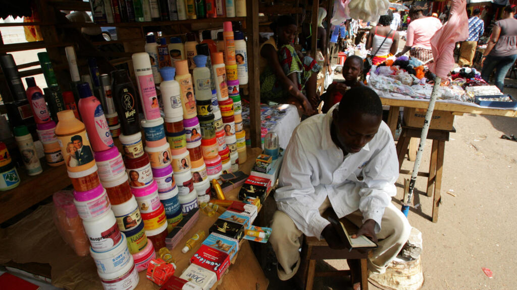 Un marchand de produits de beauté, au marché de Conakry, au Niger.