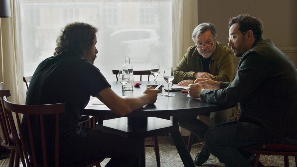 Léo, César et Michel Troisgros, point matinal, photo extraite du film Menus Plaisirs de F. Wiseman.