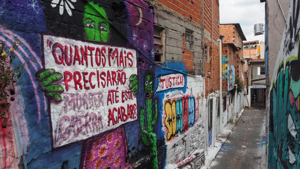 «Combien de morts encore pour que cette guerre s'arrête ?», ont écrit les habitants de Paraisópolis (São Paulo) sur le mur de la ruelle où sont morts neuf jeunes de 13 à 23 ans, dans la nuit du 1er décembre 2019.