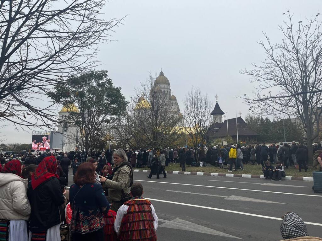 Віряни з самого ранку зібралися біля собору, 26 жовтня 2025