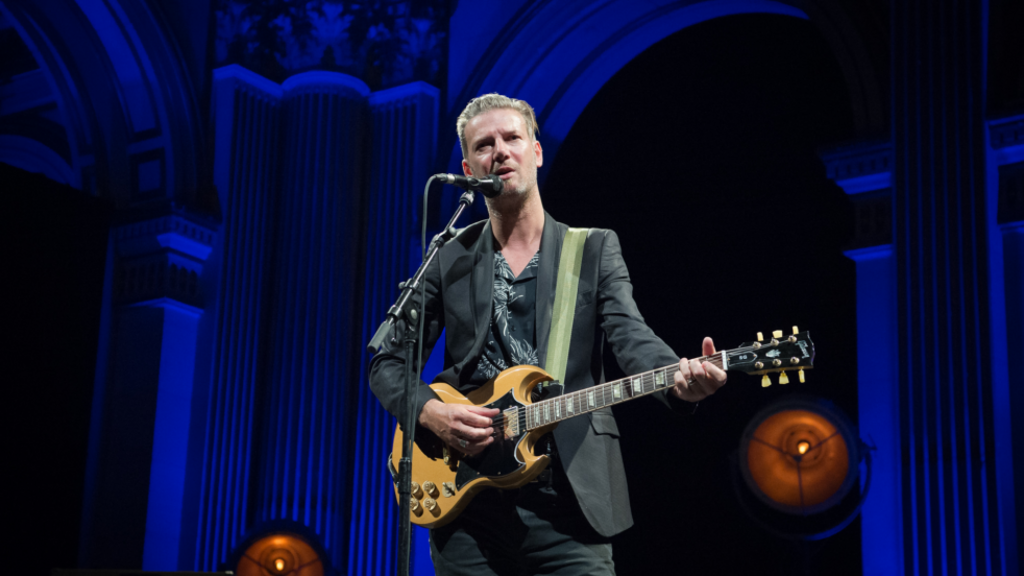 O cantor francês Bertrand Belin durante show em Paris, em 2019.