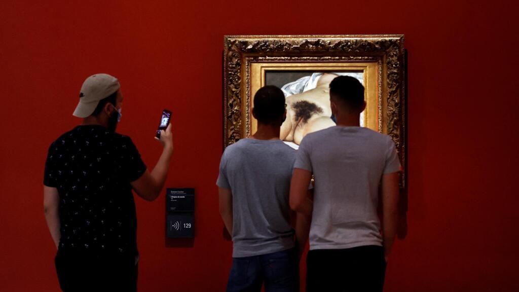 Des visiteurs du Musée d'Orsay s'attardent devant «L'Origine du monde» de Gustave Courbet, un tableau peint en 1866.