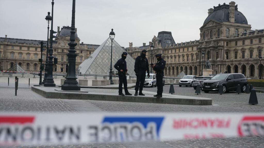 France: deux personnes mises en examen dans l'affaire du casse du Louvre