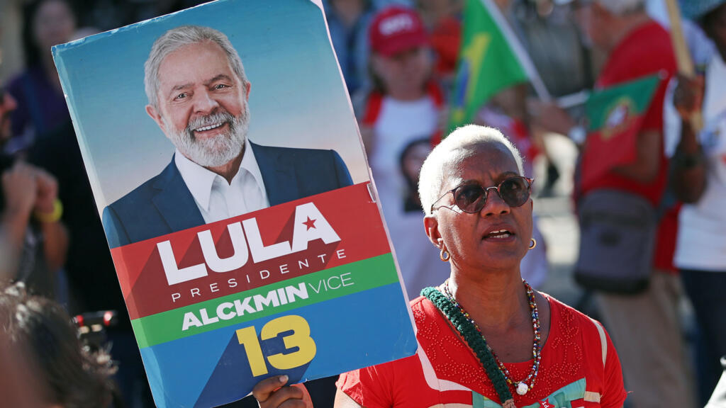 Mulher segura cartaz com a foto de Lula durante um comício realizado pelo Comitê Lula Presidente, em Portugal, em Lisboa, em de 10 de setembro de 2022. 