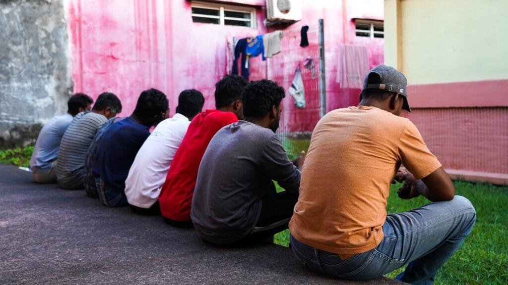 Plusieurs demandeurs d’asile sri-lankais arrivés à La Réunion par bateau en décembre 2022.