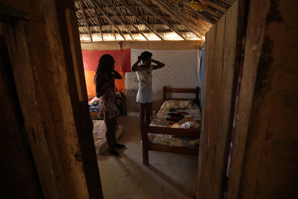 Les quilombolas sont des descendants des esclaves qui se sont échappés et formé des communautés rurales autonomes et en phase avec la nature. Ici, des membres s'apprêtent dans leurs maisons traditionnelles, près de Cavalcante, le 15 août 2022.
