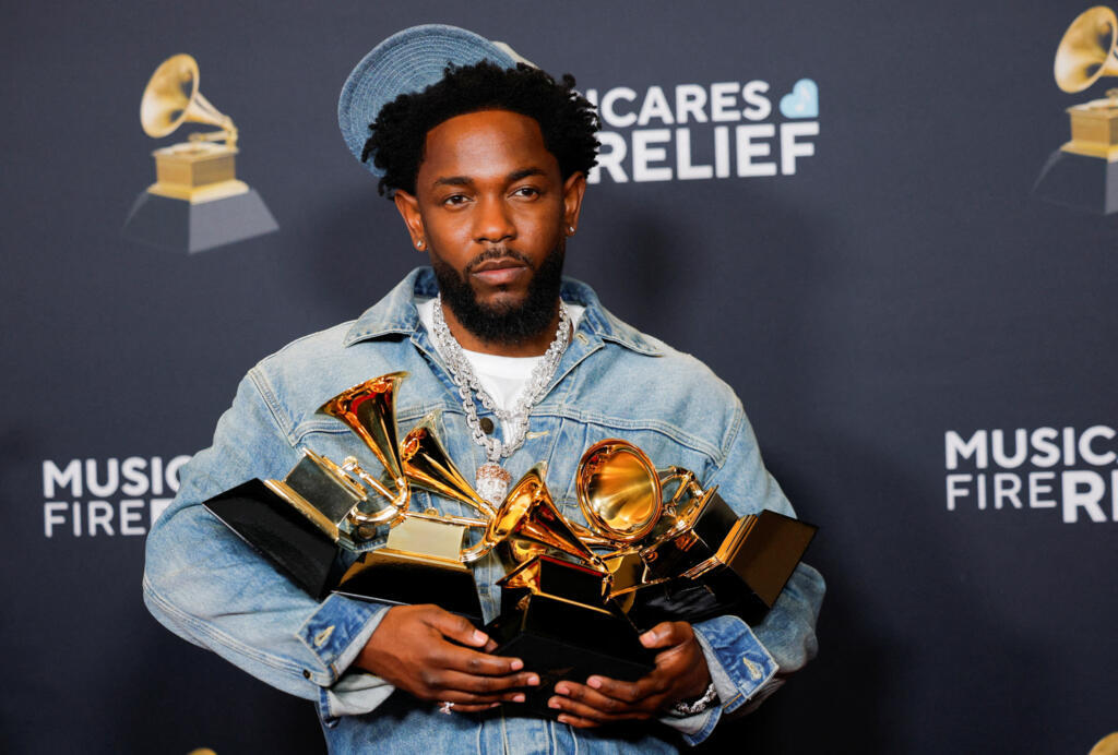 Kendrick Lamar, vencedor dos prêmios de Gravação do Ano, Melhor Performance de Rap, Melhor Canção de Rap, Melhor Videoclipe e Canção do Ano, posa na sala de imprensa durante a 67ª Premiação Anual do Grammy em Los Angeles, Califórnia, EUA, em 2 de fevereiro de 2025.